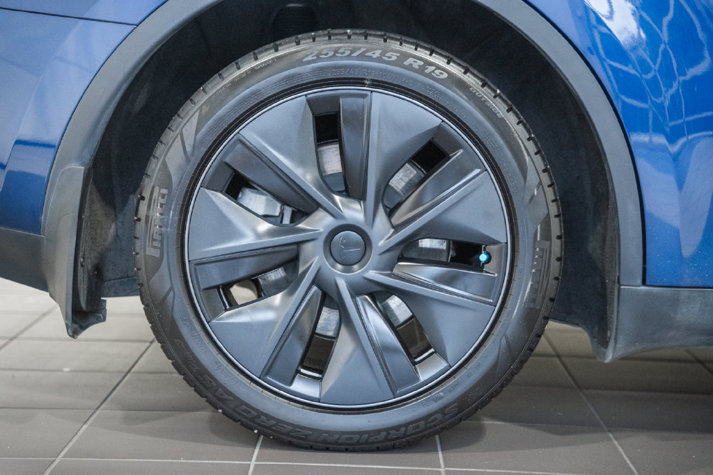Used 2025 Tesla Model Y Long Range AWD/4WD image 17
