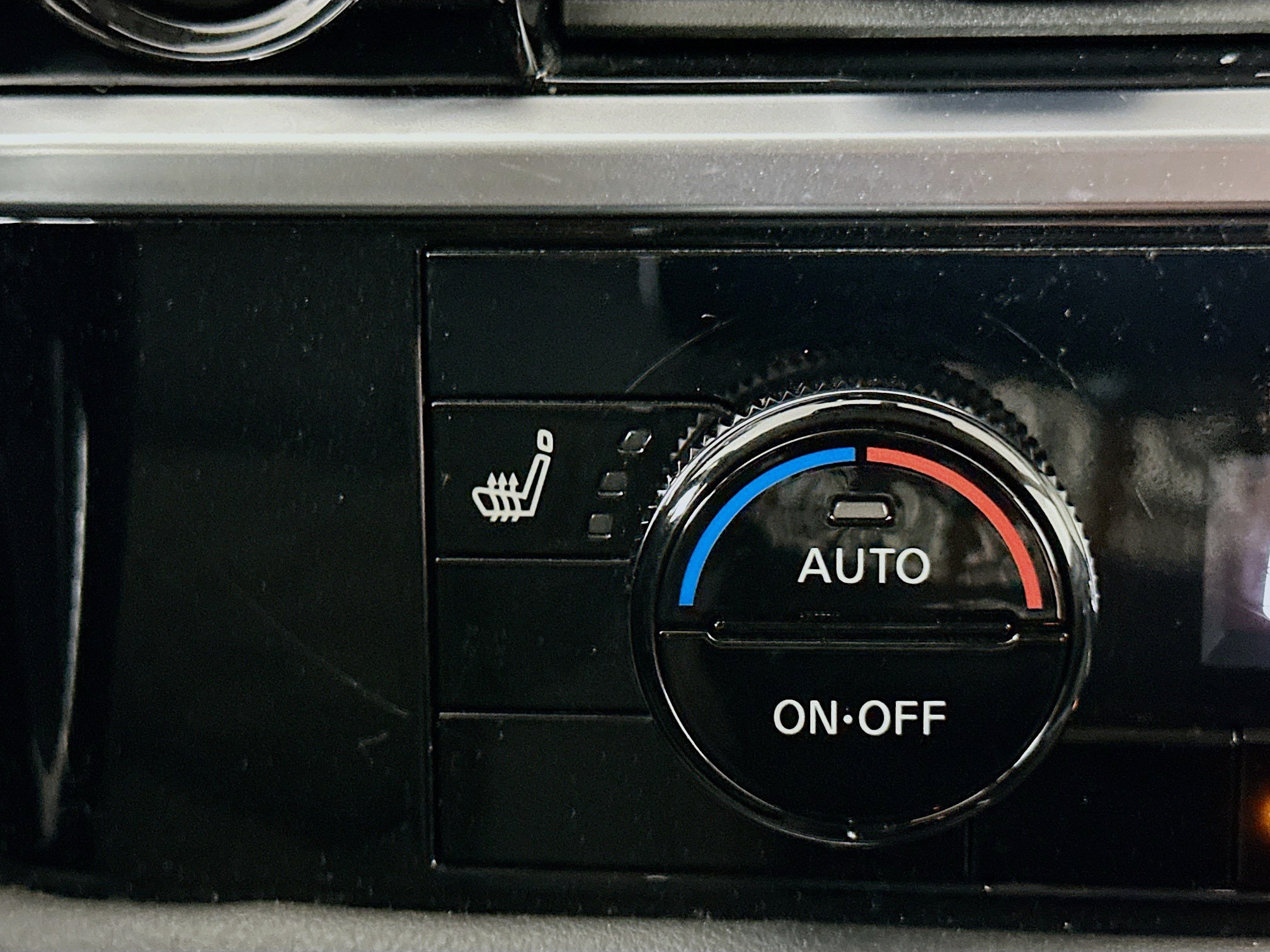 Used 2025 Nissan Pathfinder SV FWD image 25