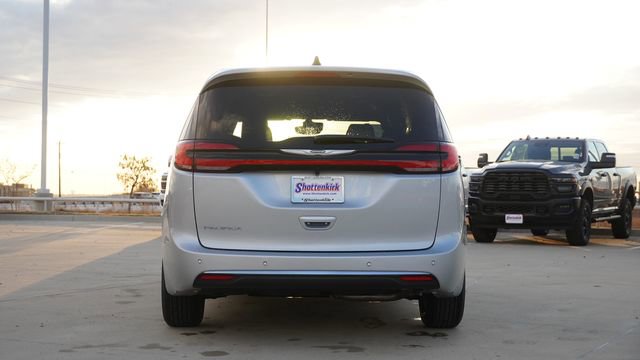 New 2026 Chrysler Pacifica Select image 8