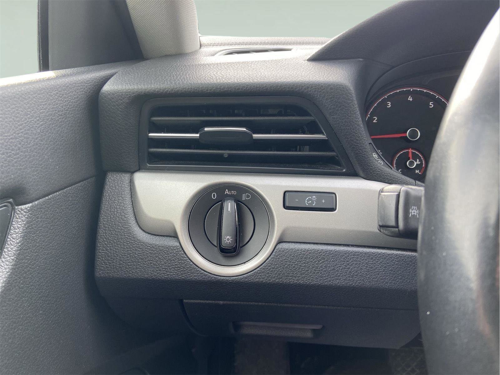 Used 2020 Volkswagen Passat 2.0T SE image 21