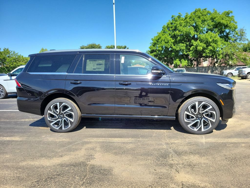 New 2026 Lincoln Navigator Black Label AWD/4WD image 3
