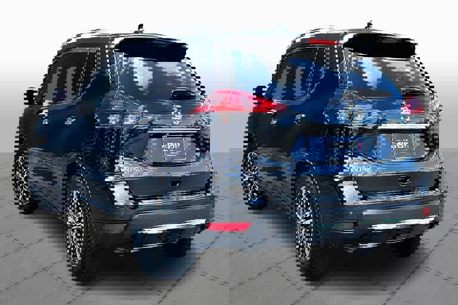 Used 2019 Nissan Rogue SV w/ Sun & Sound Touring Package image 11