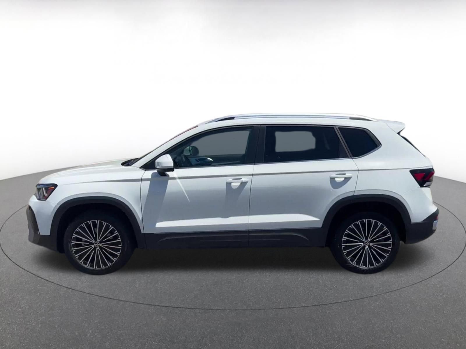 Used 2025 Volkswagen Taos SE FWD image 9