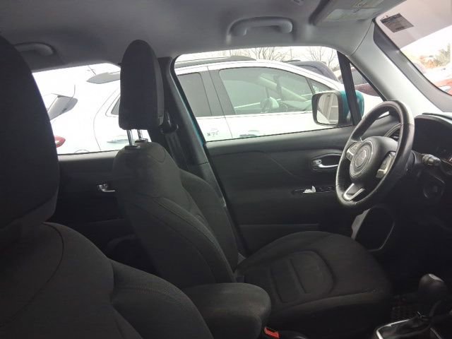 Used 2020 Jeep Renegade Latitude w/ Cold Weather Group image 20