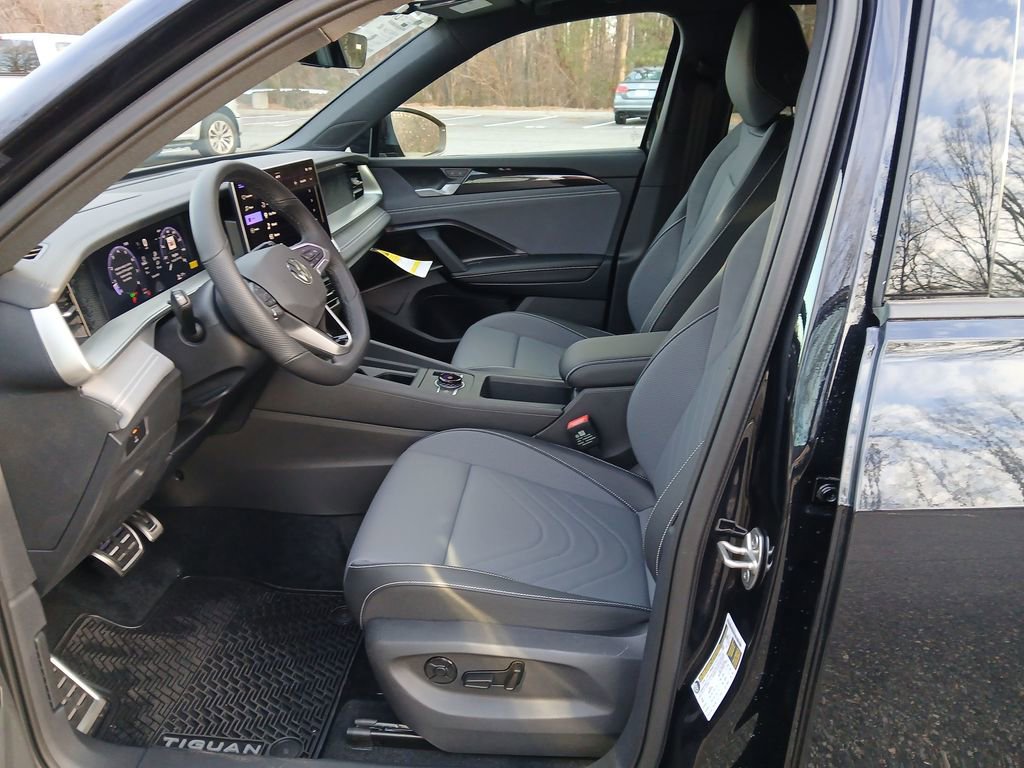New 2026 Volkswagen Tiguan SE R-Line FWD image 9