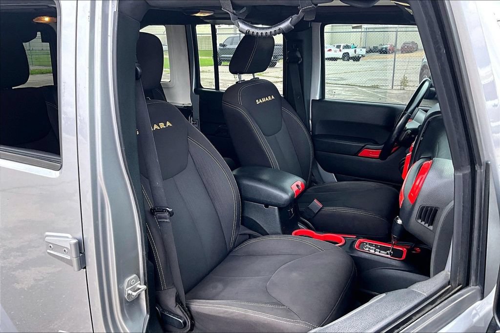 Used 2015 Jeep Wrangler Unlimited Sahara w/ Connectivity Group AWD/4WD image 9
