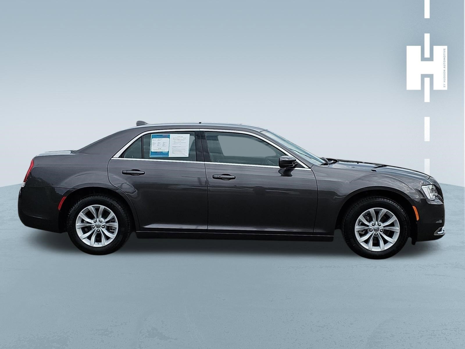 Used 2023 Chrysler 300 Touring RWD image 3