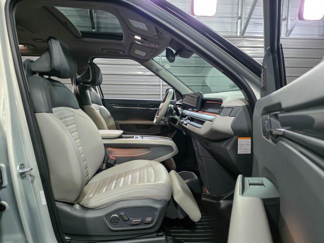 Used 2024 Kia EV9 Land image 14