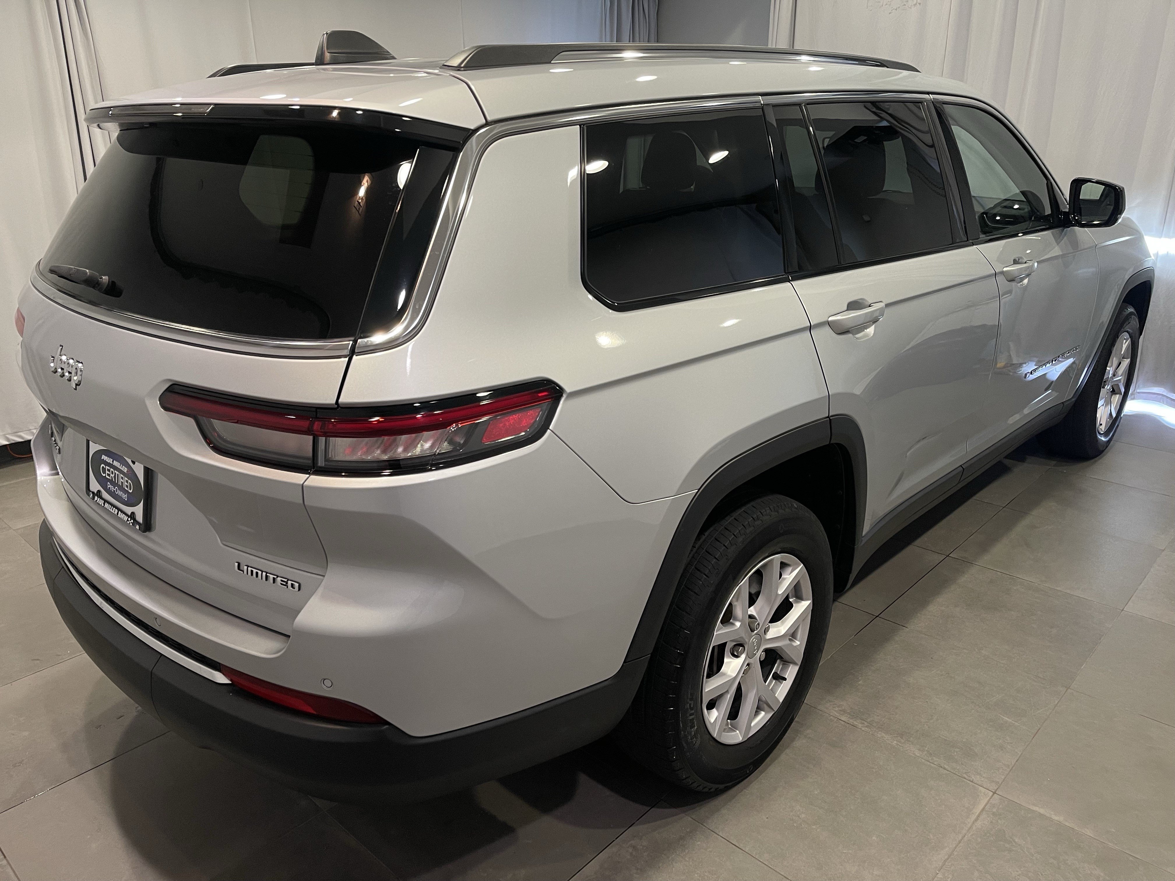 Used 2022 Jeep Grand Cherokee L Limited AWD/4WD image 6