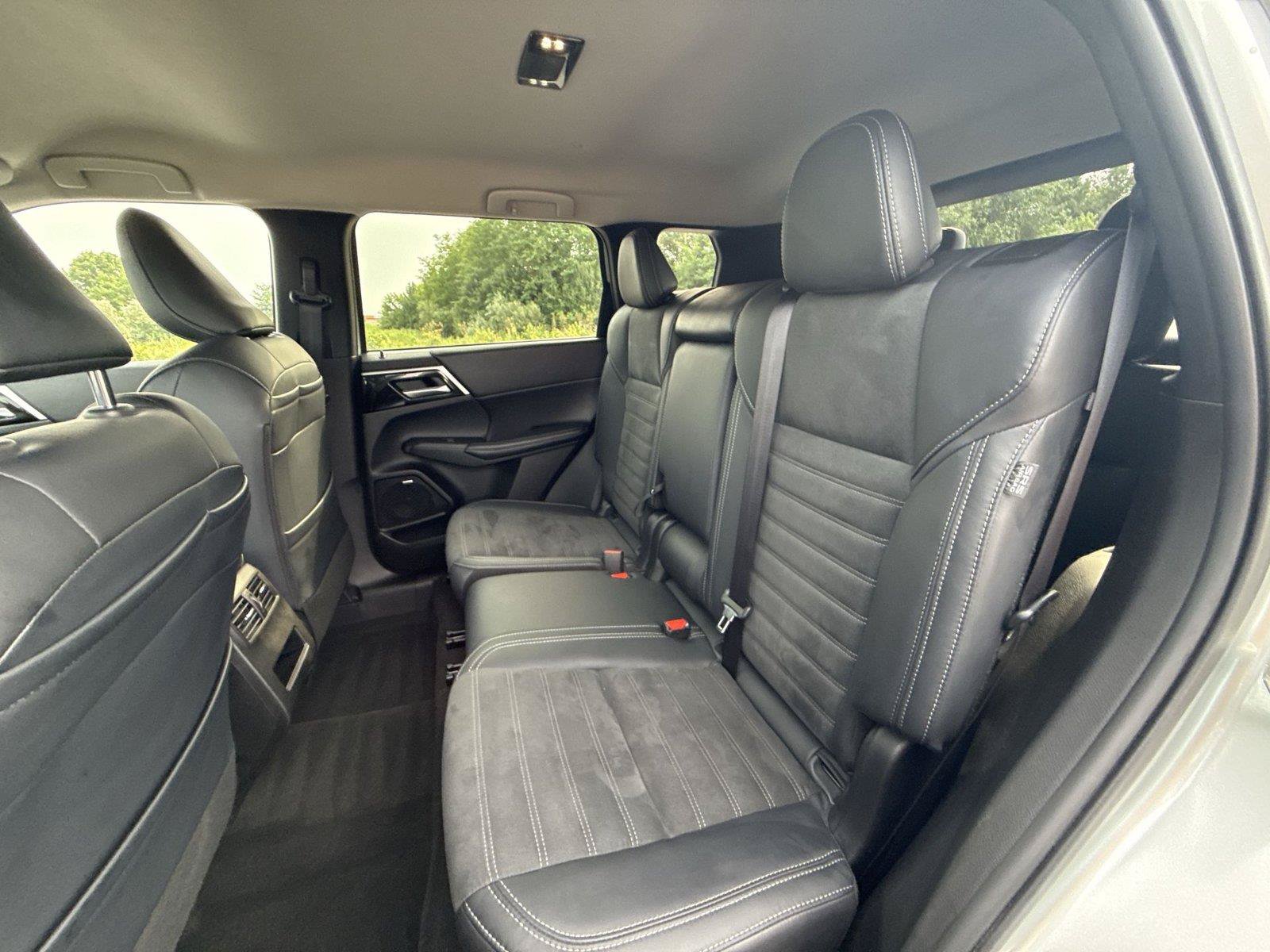 Used 2025 Mitsubishi Outlander SE AWD/4WD image 16