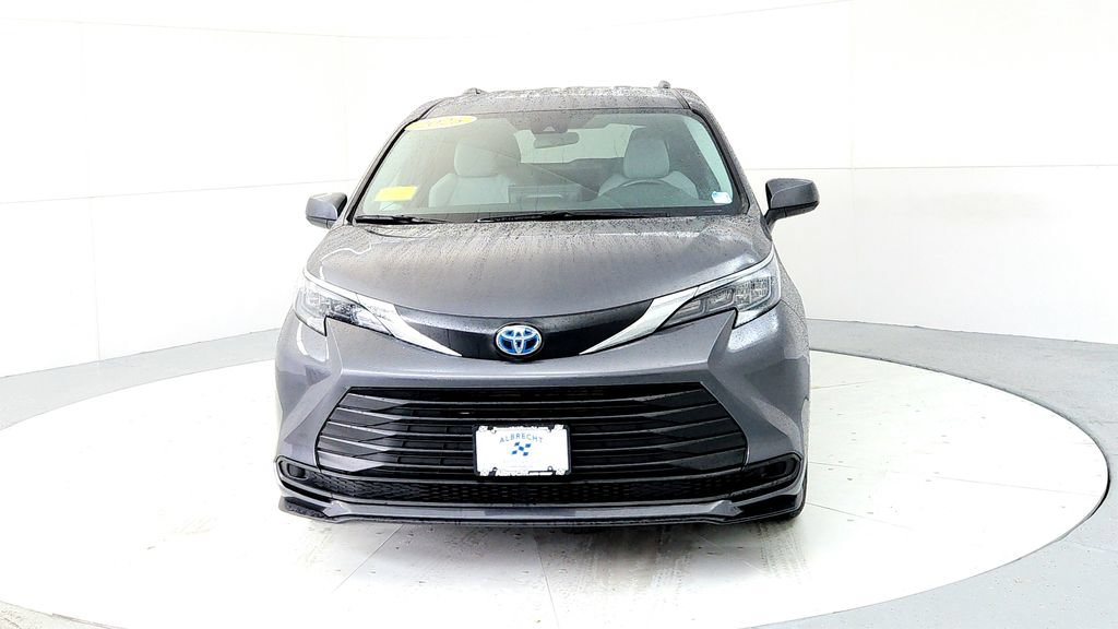 Used 2025 Toyota Sienna LE AWD/4WD image 8