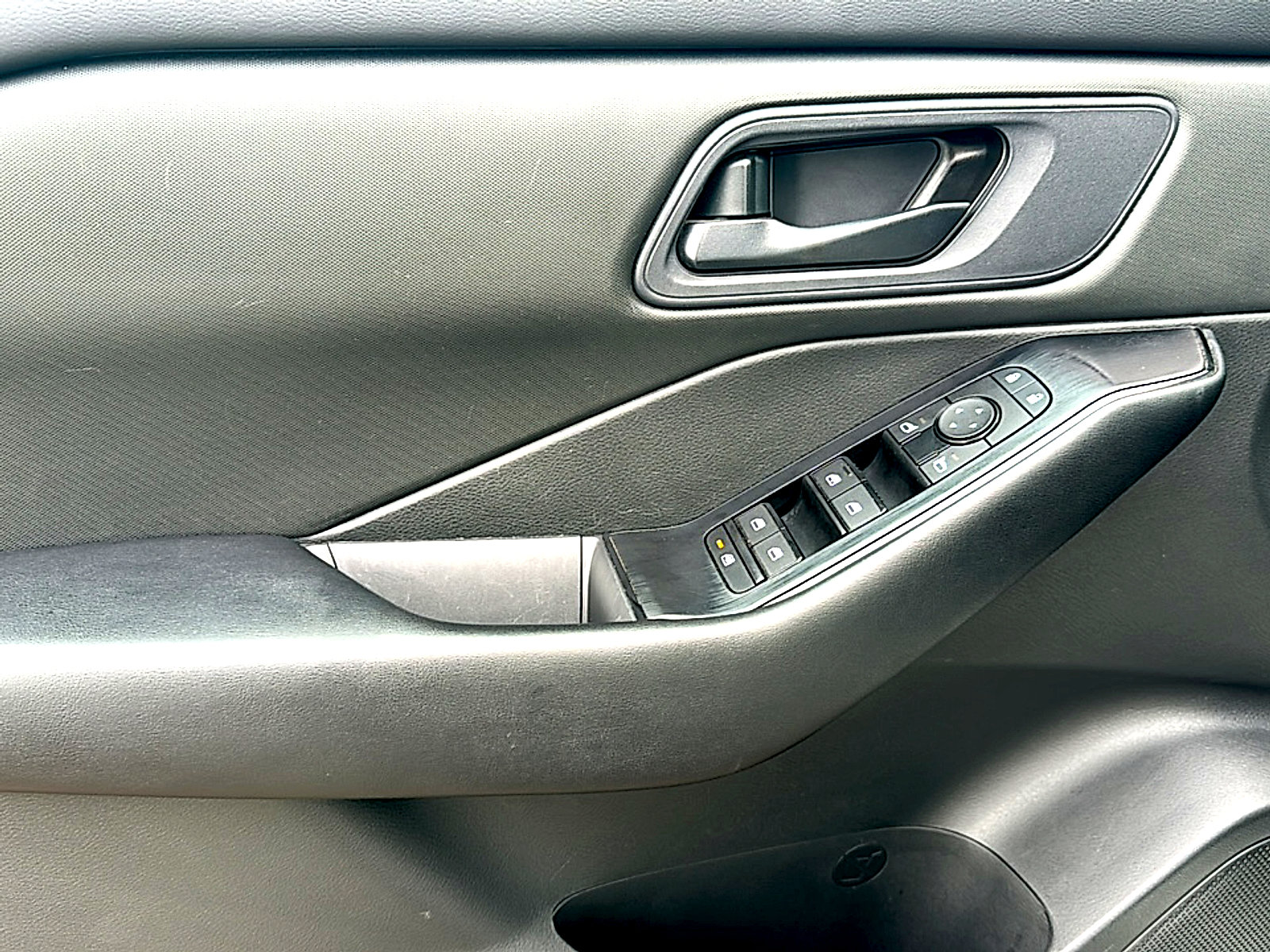 Used 2024 Nissan Rogue S image 16