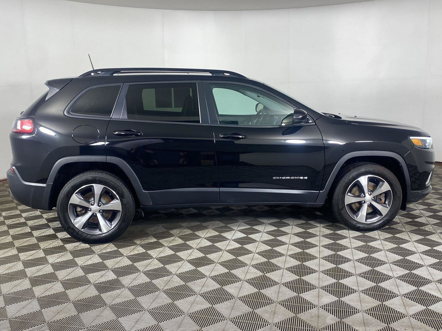 Used 2022 Jeep Cherokee Limited AWD/4WD image 8