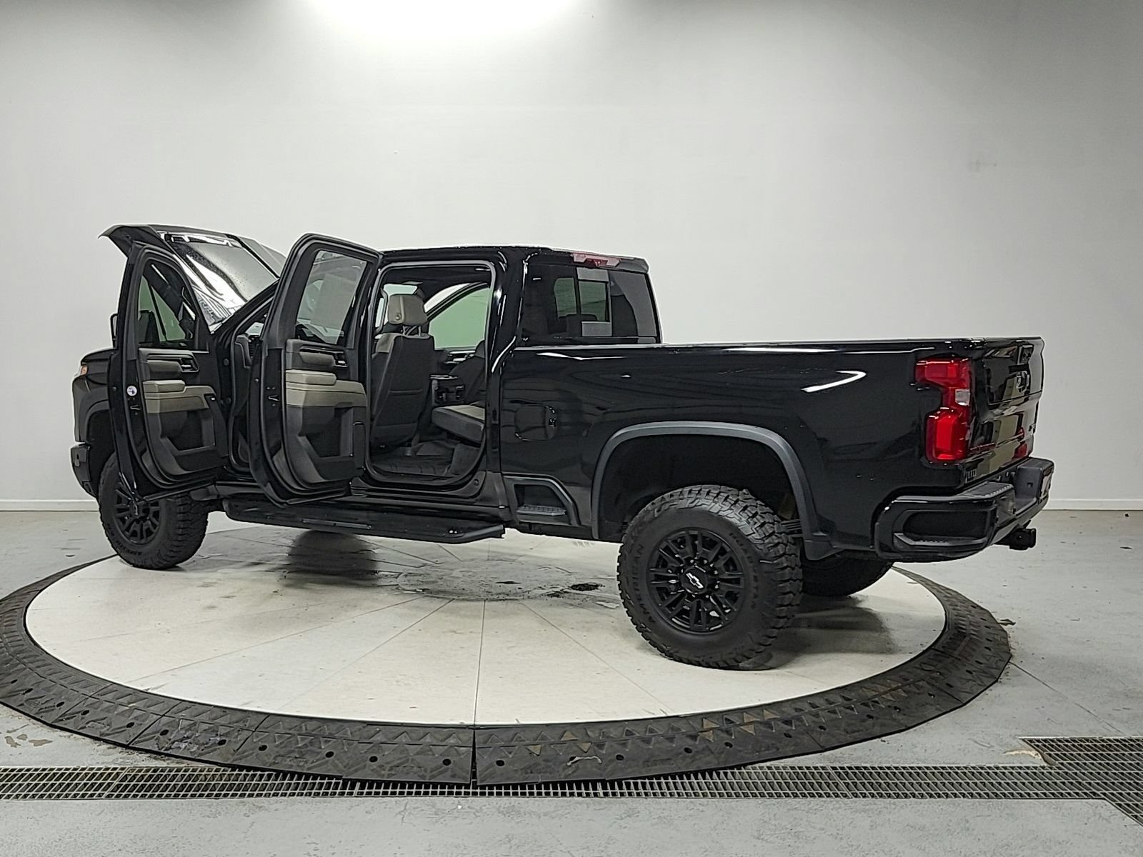 Used 2024 Chevrolet Silverado 2500 ZR2 w/ Technology Package AWD/4WD image 13