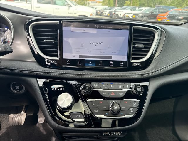 New 2025 Chrysler Pacifica Select AWD/4WD image 23