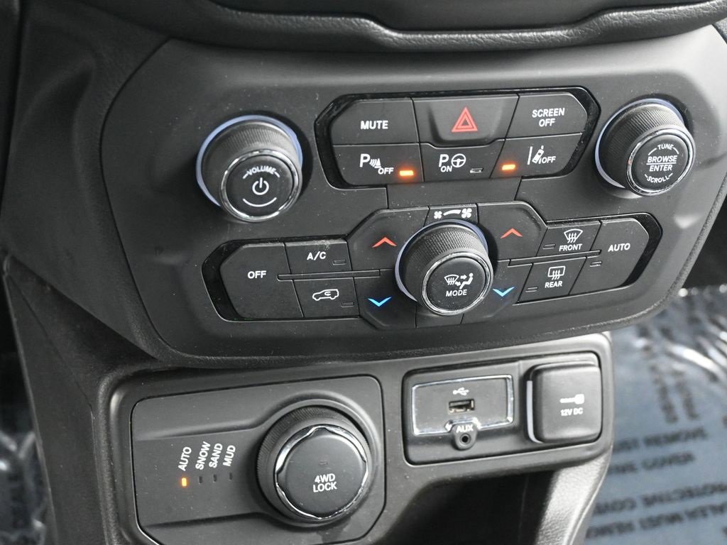 Used 2021 Jeep Renegade Latitude w/ Luxury Group II image 11