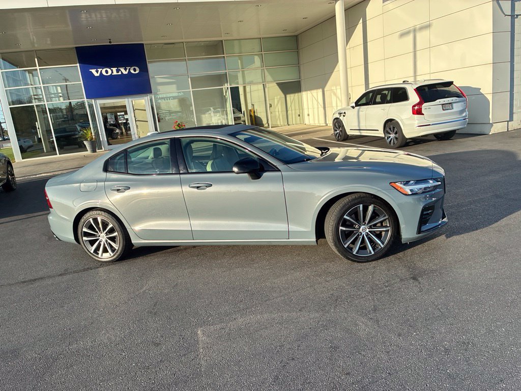 Used 2022 Volvo S60 B5 Momentum w/ Premium Package FWD image 2