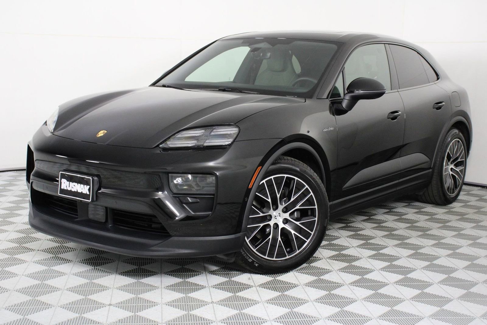 Certified 2025 Porsche Macan 4 Electric AWD/4WD image 33