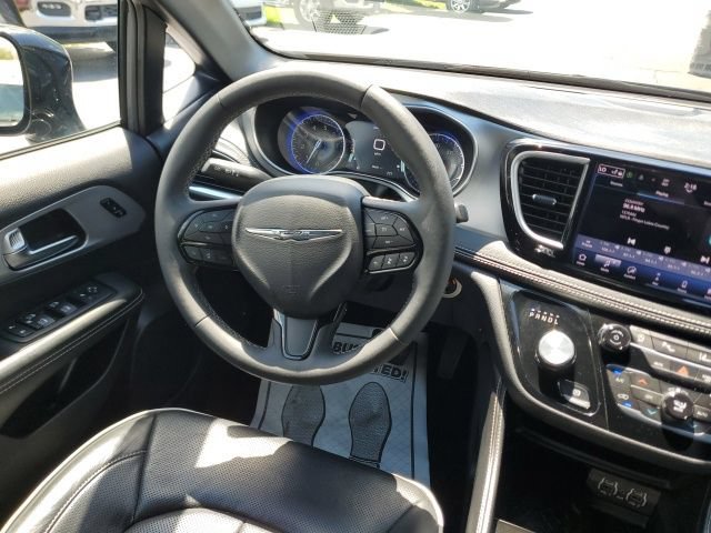 Used 2025 Chrysler Pacifica Limited FWD image 18