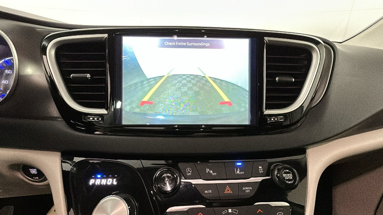 Used 2024 Chrysler Pacifica Touring-L FWD image 27