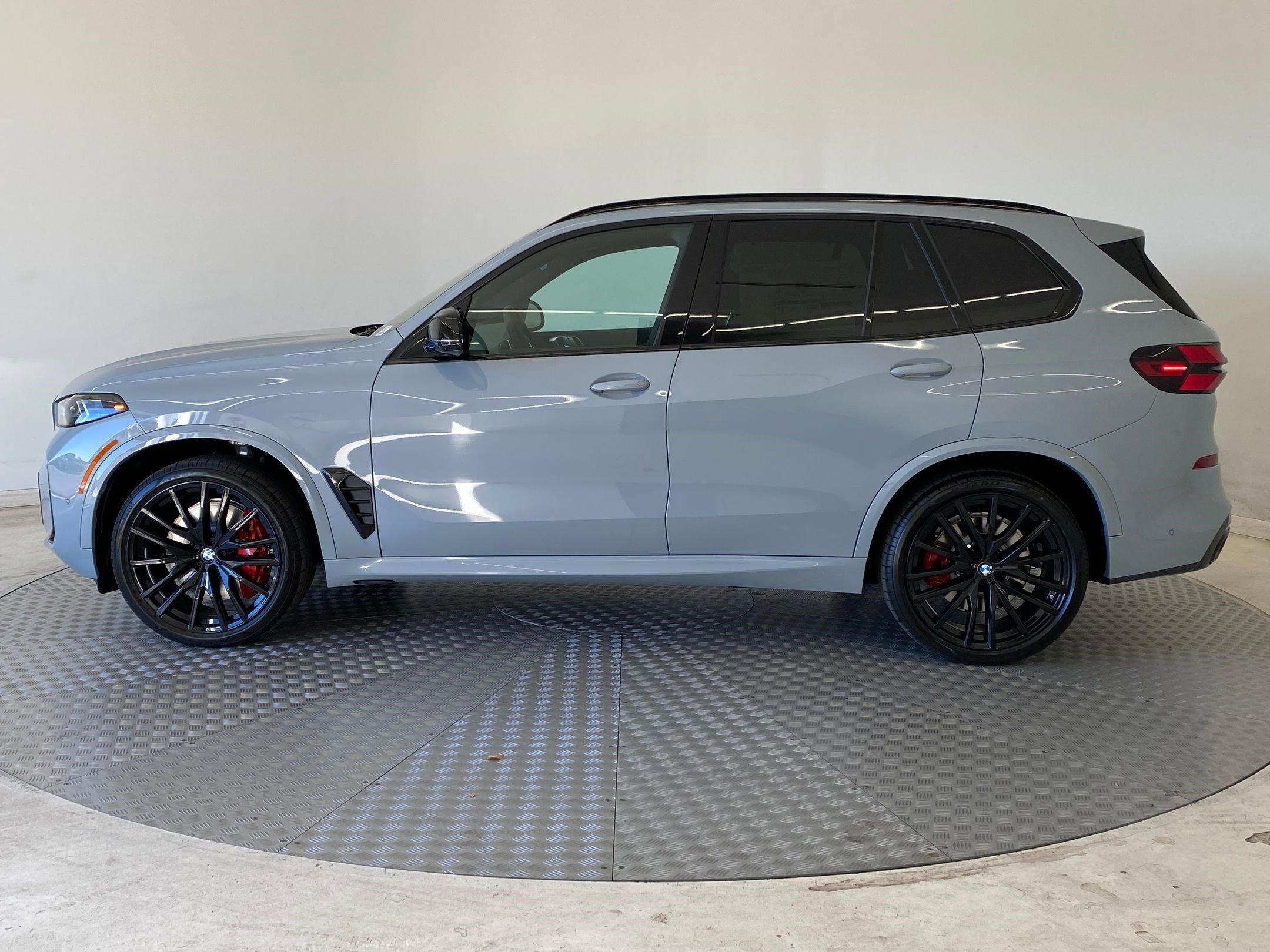 New 2026 BMW X5 M60i w/ Executive Package image 2