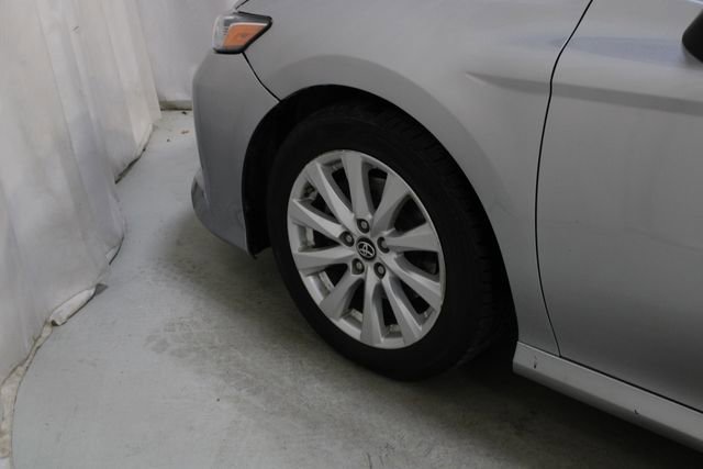 Used 2018 Toyota Camry LE image 28