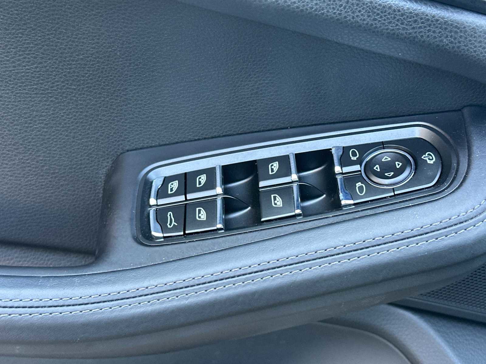 Certified 2025 Porsche Macan image 13