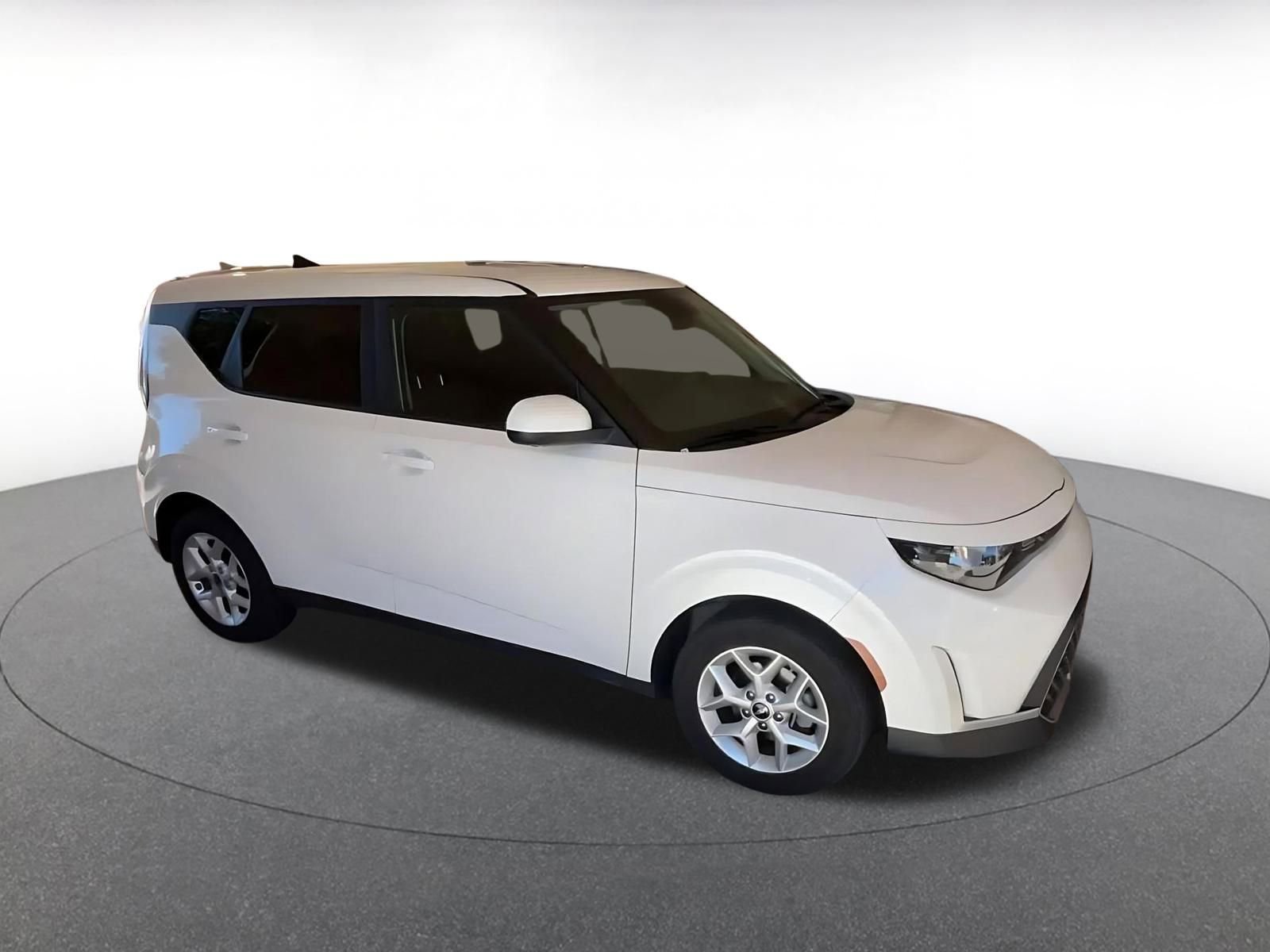 Used 2025 Kia Soul LX w/ LX Technology Package image 2