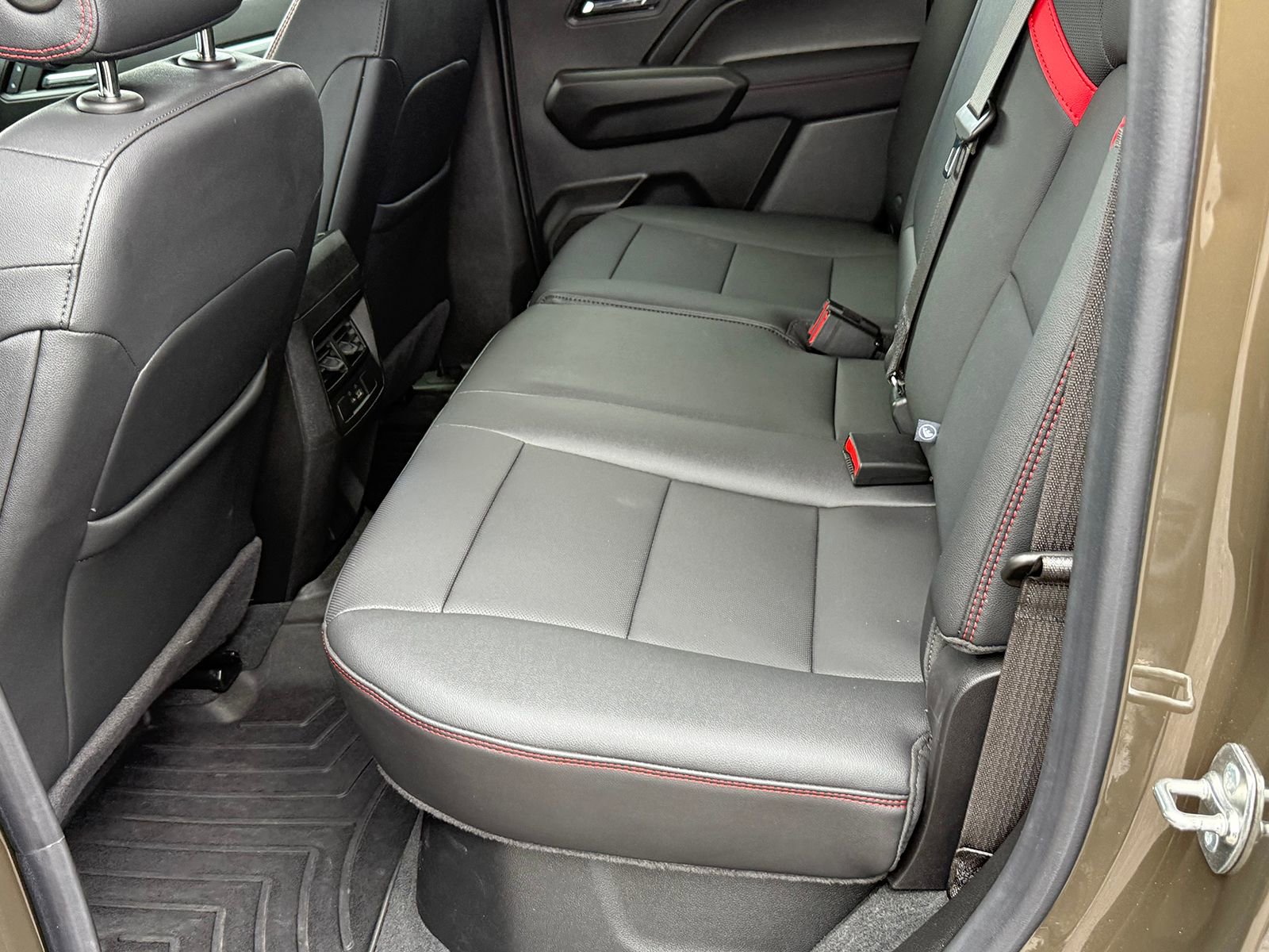 Used 2024 Chevrolet Colorado Z71 w/ Z71 Convenience Package 2 image 18