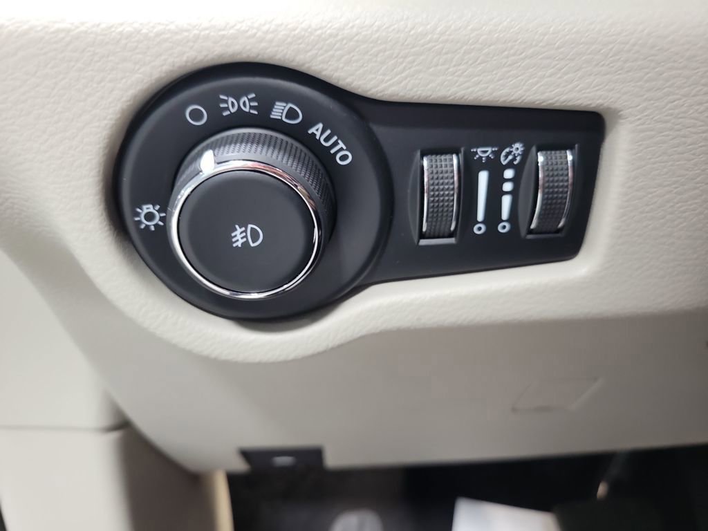 Used 2023 Chrysler Pacifica Limited image 46