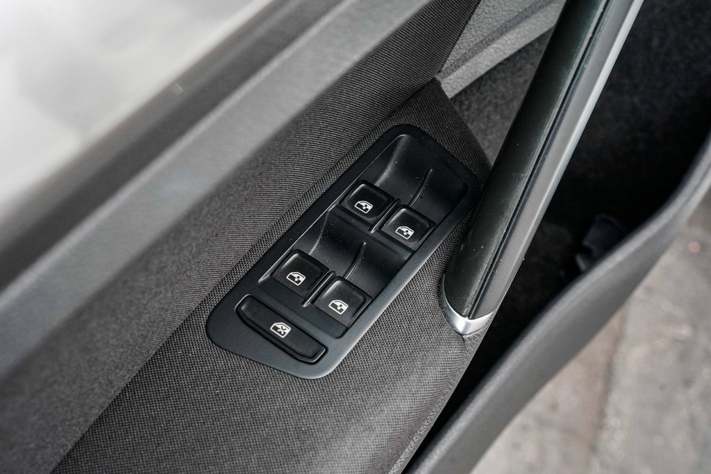 Used 2016 Volkswagen e-Golf SE w/ DC Fast Charging Package image 10