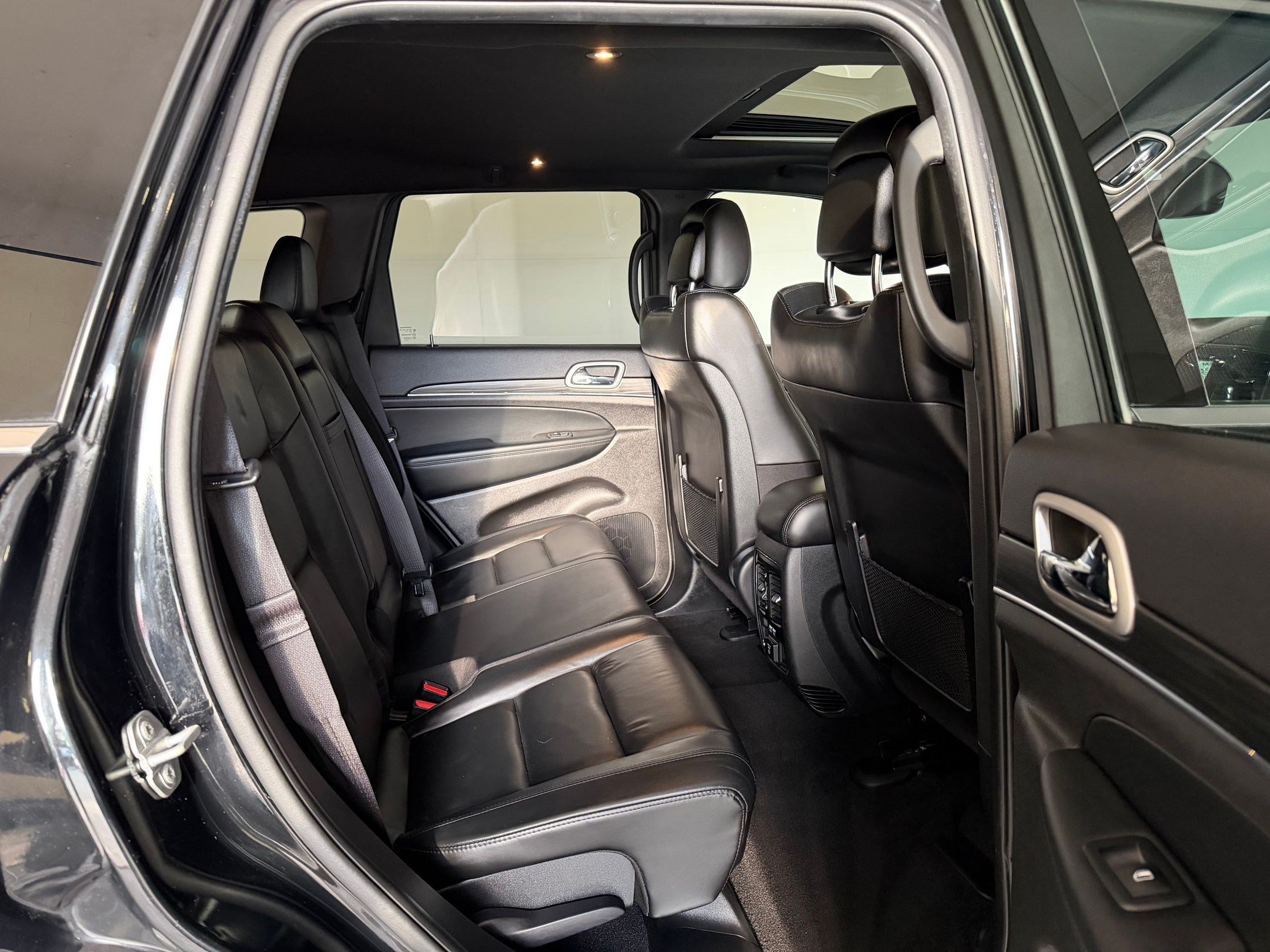 Used 2021 Jeep Grand Cherokee Limited w/ Premium Lighting Group AWD/4WD image 32