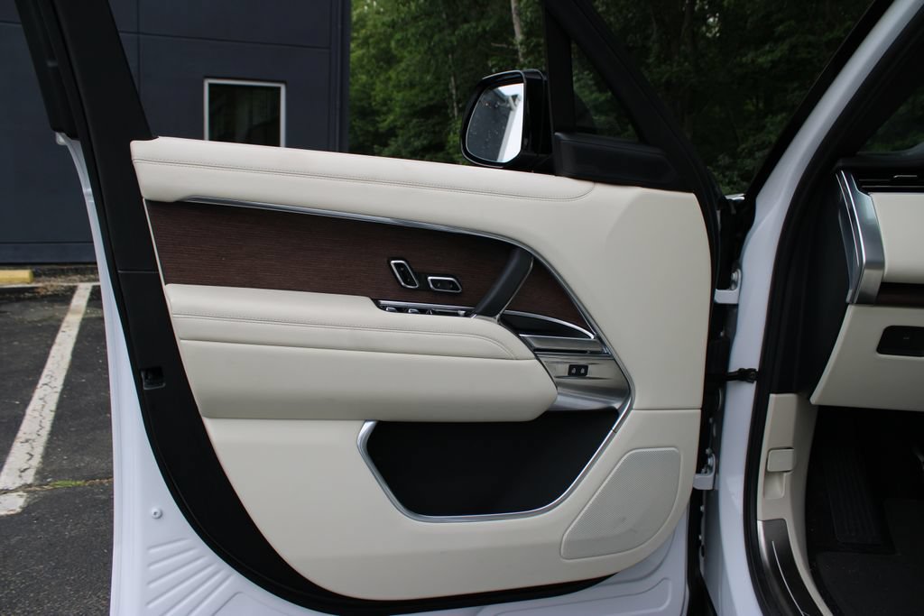 Used 2025 Land Rover Range Rover SE AWD/4WD image 8