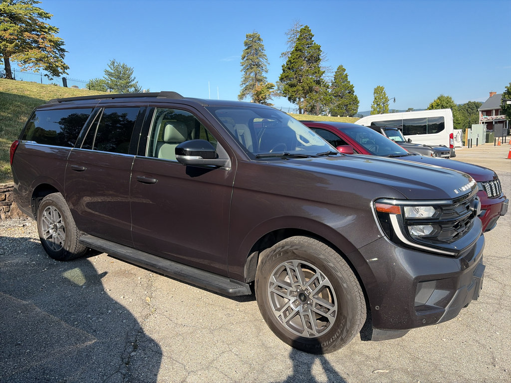 Used 2025 Ford Expedition Max Active AWD/4WD image 1