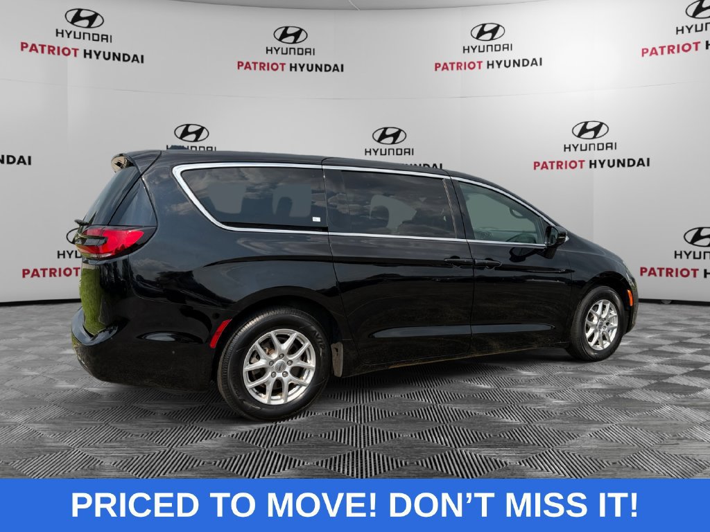 Used 2025 Chrysler Pacifica Select FWD image 3
