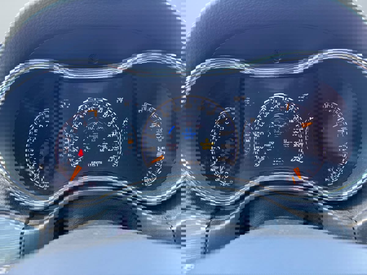 Used 2019 Jeep Grand Cherokee Altitude image 12