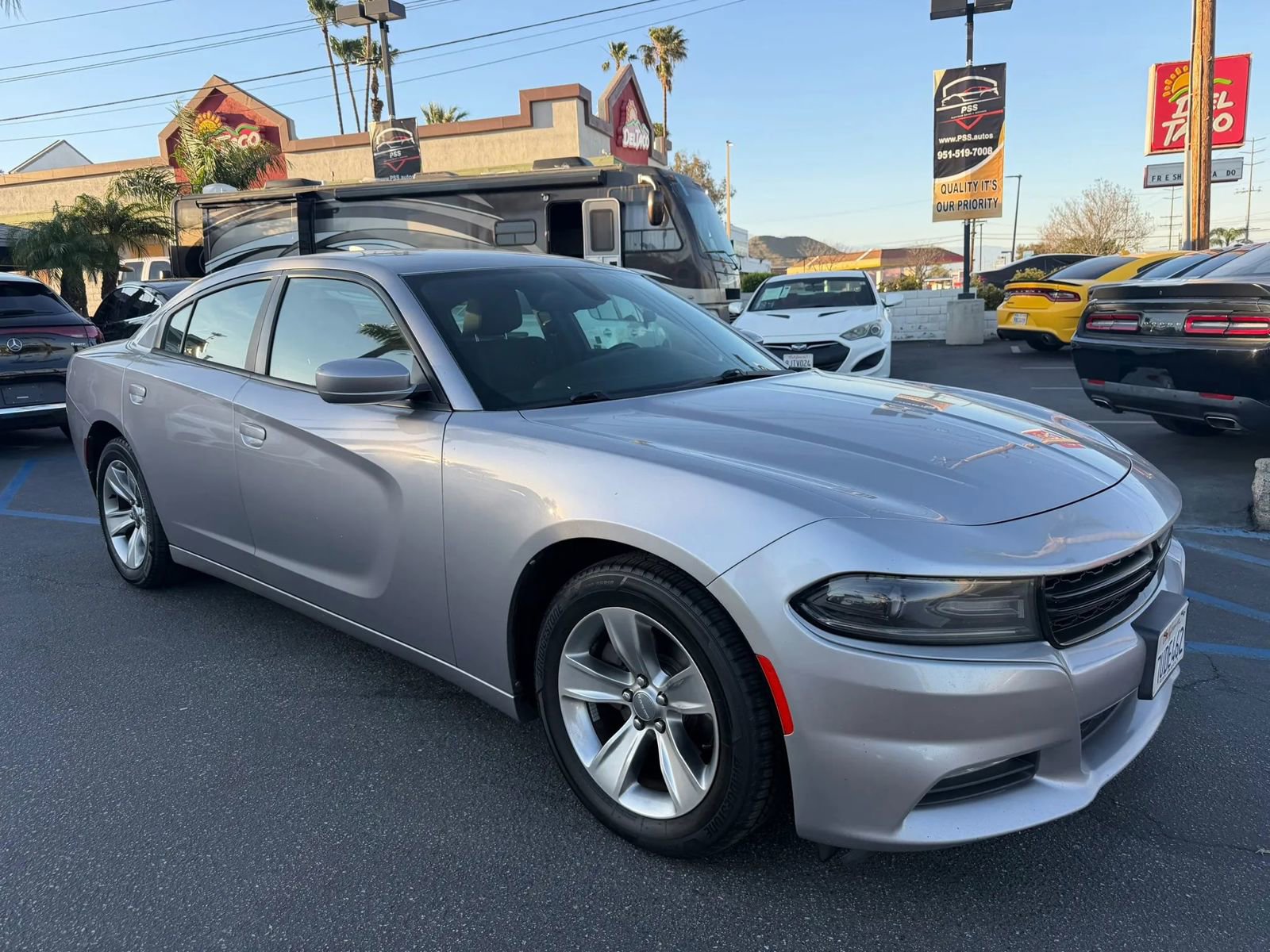 Used 2016 Dodge Charger SXT image 1