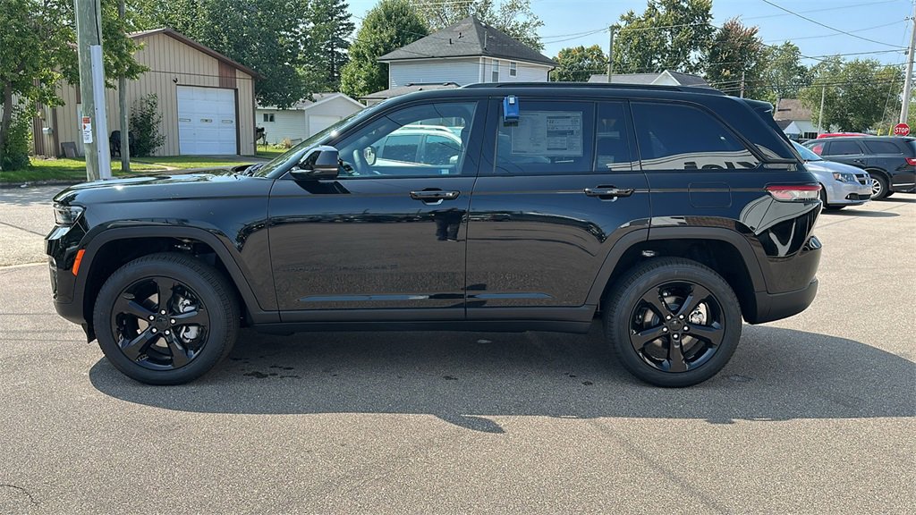 New 2025 Jeep Grand Cherokee Limited w/ Black Appearance Package image 4