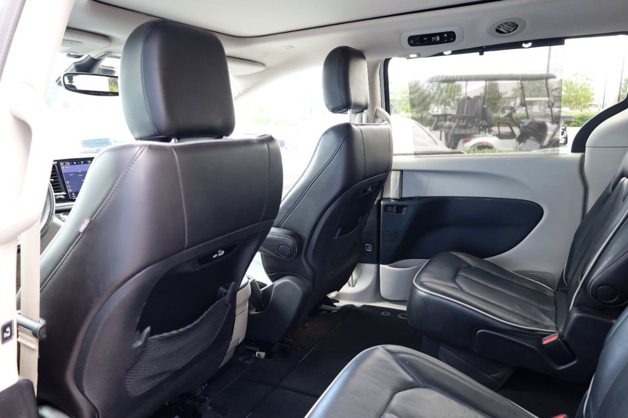 Used 2022 Chrysler Pacifica Limited FWD image 16