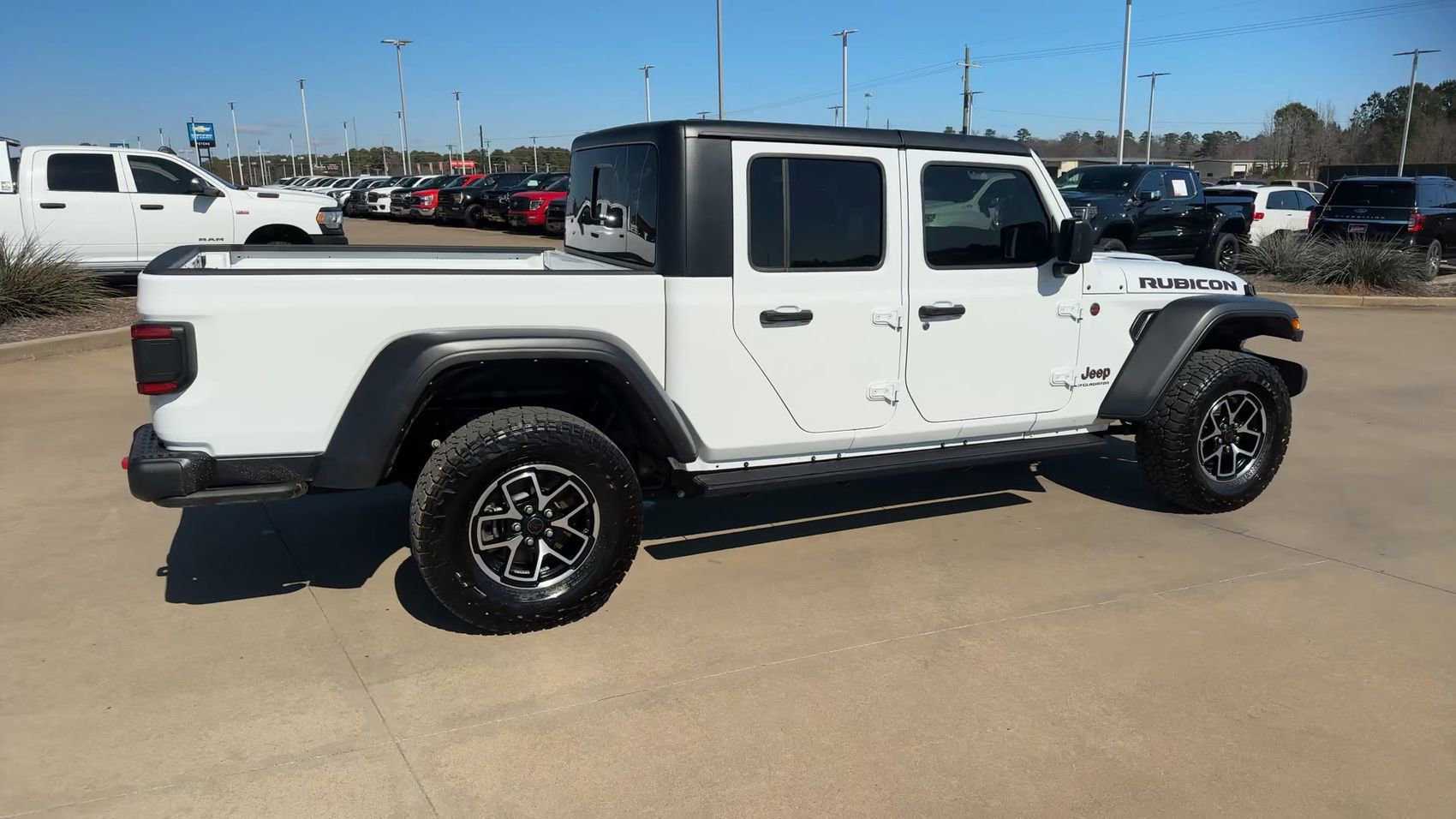 Used 2024 Jeep Gladiator Rubicon AWD/4WD image 9