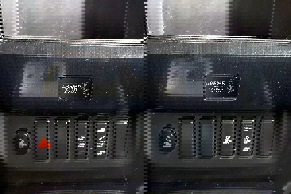 Used 2015 Nissan Titan SV image 46