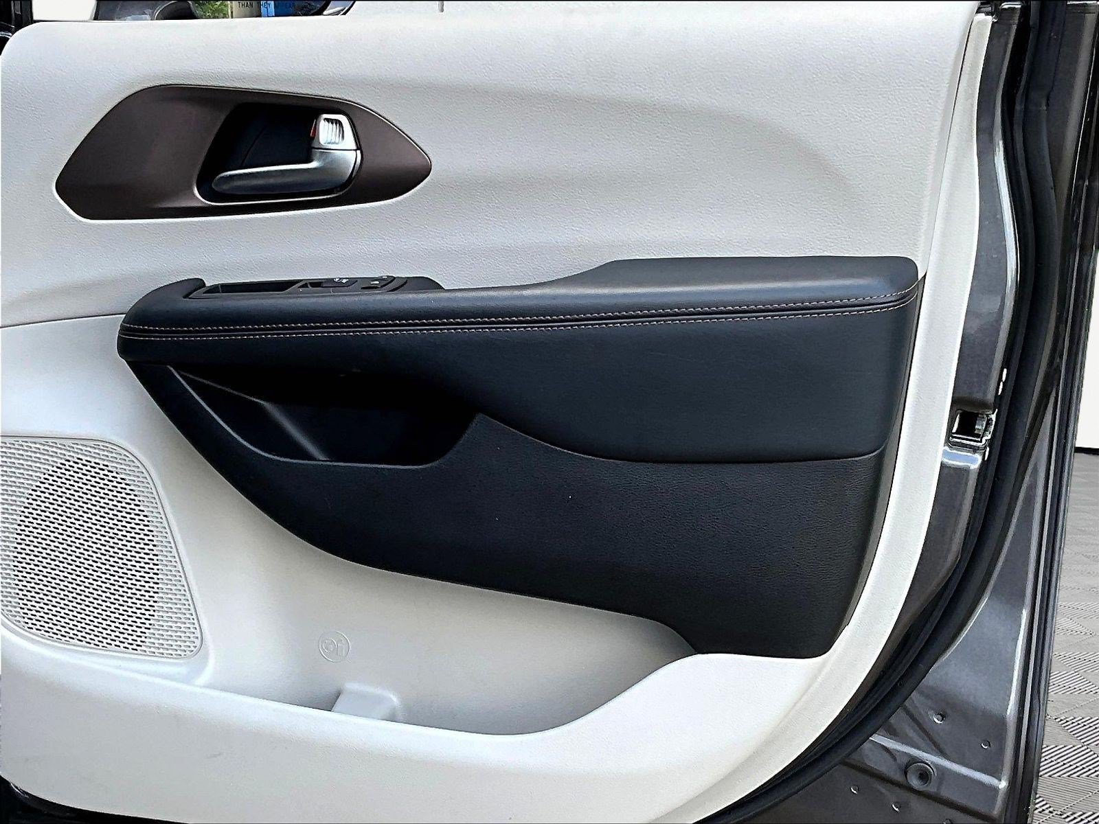 Used 2018 Chrysler Pacifica Touring-L Plus FWD image 27