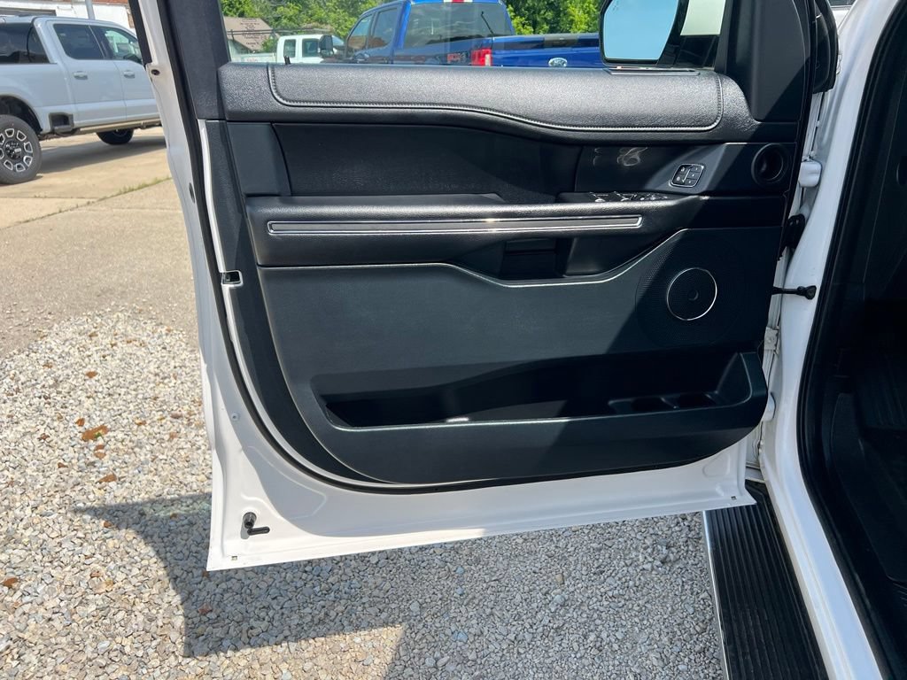 Used 2019 Ford Expedition Max XLT w/ Equipment Group 202A AWD/4WD image 11