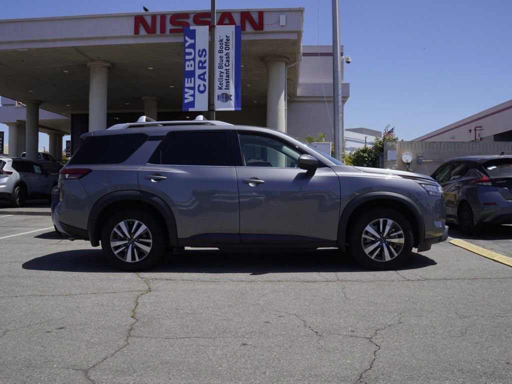 Used 2024 Nissan Pathfinder SL FWD image 3