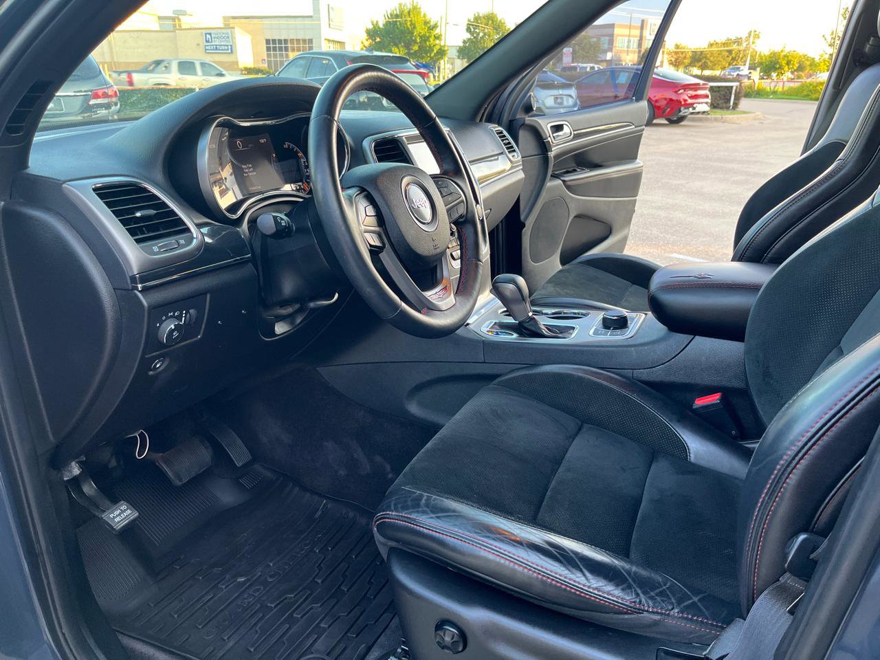 Used 2017 Jeep Grand Cherokee Trailhawk AWD/4WD image 4