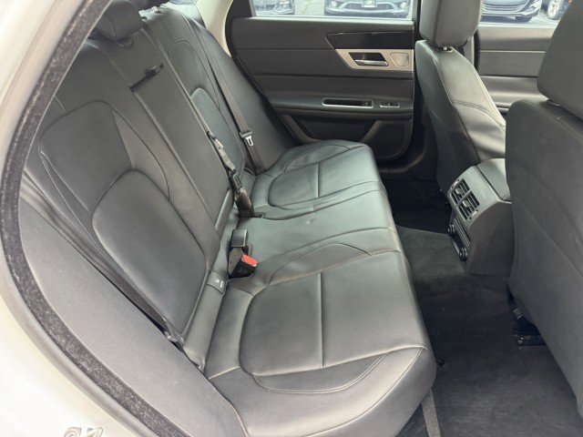 Used 2018 Jaguar XF Premium image 29