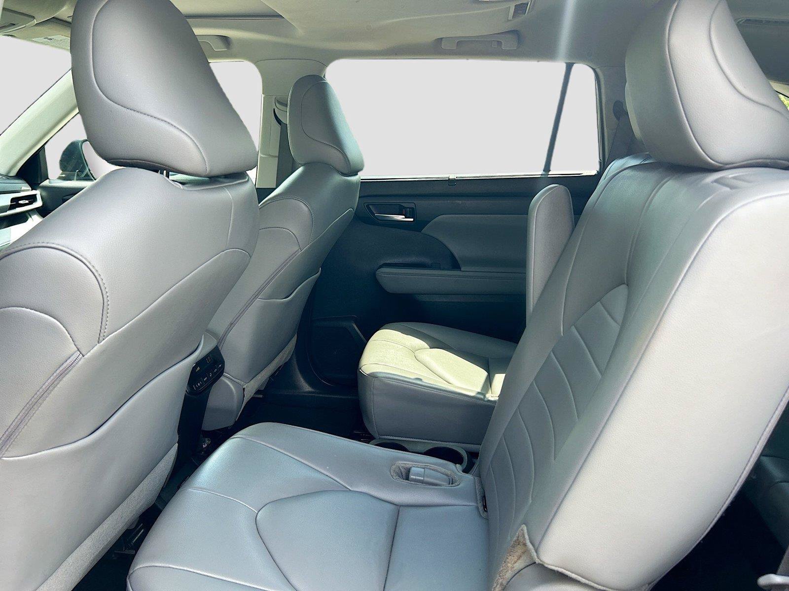 Used 2024 Toyota Highlander XLE FWD image 23