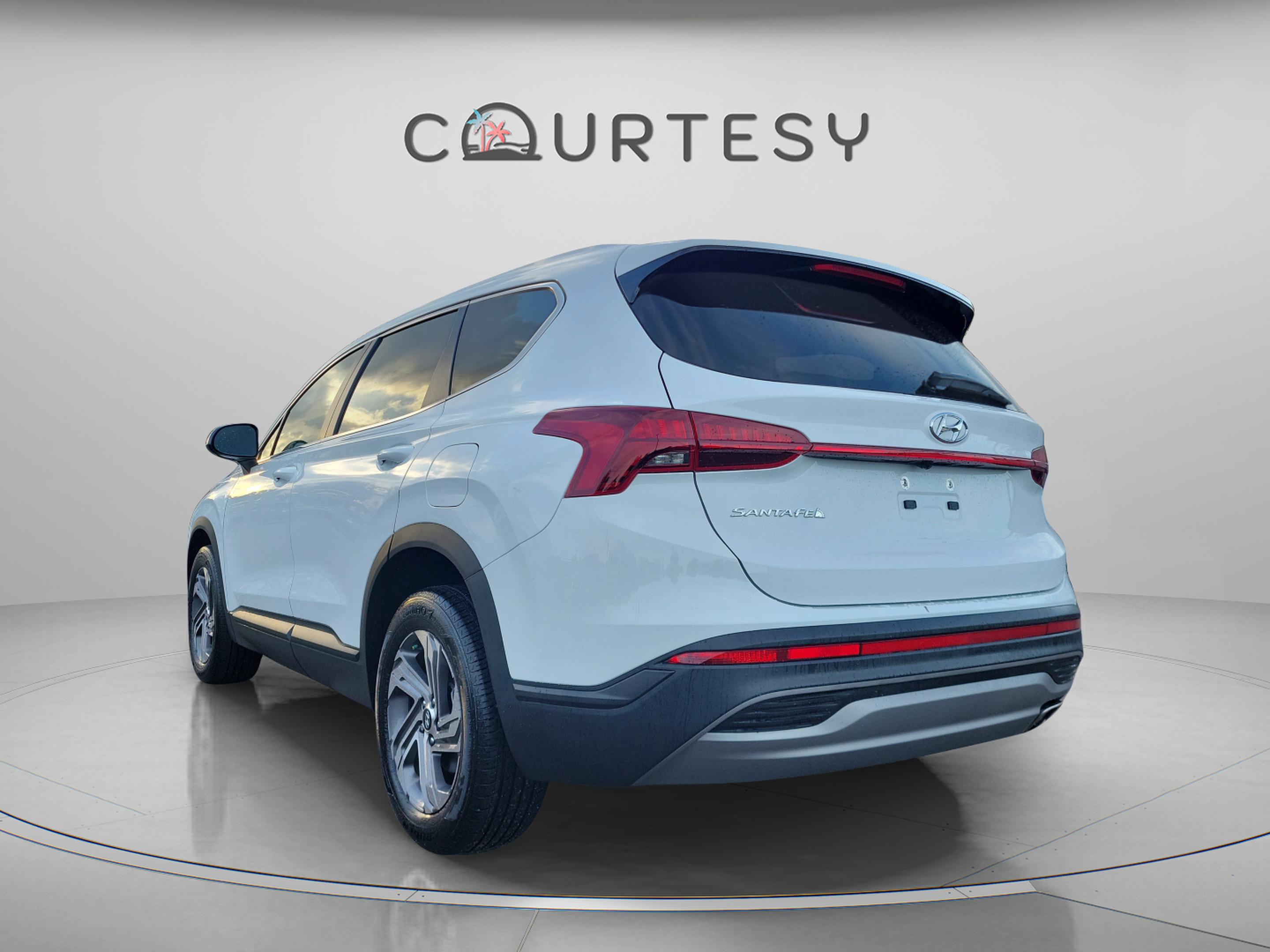 Used 2023 Hyundai Santa Fe SE image 2