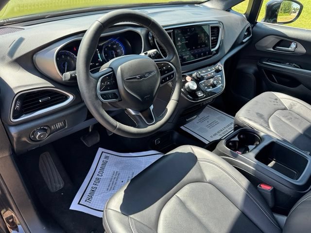 Used 2025 Chrysler Pacifica Select FWD image 14