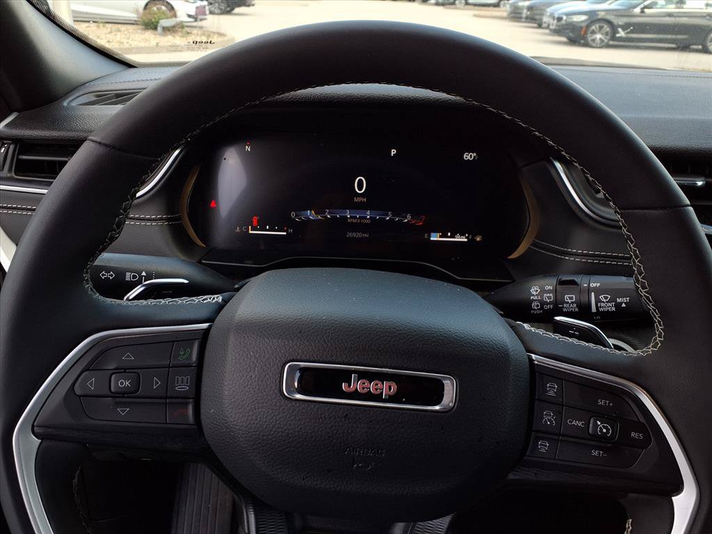 Used 2025 Jeep Grand Cherokee Altitude AWD/4WD image 13
